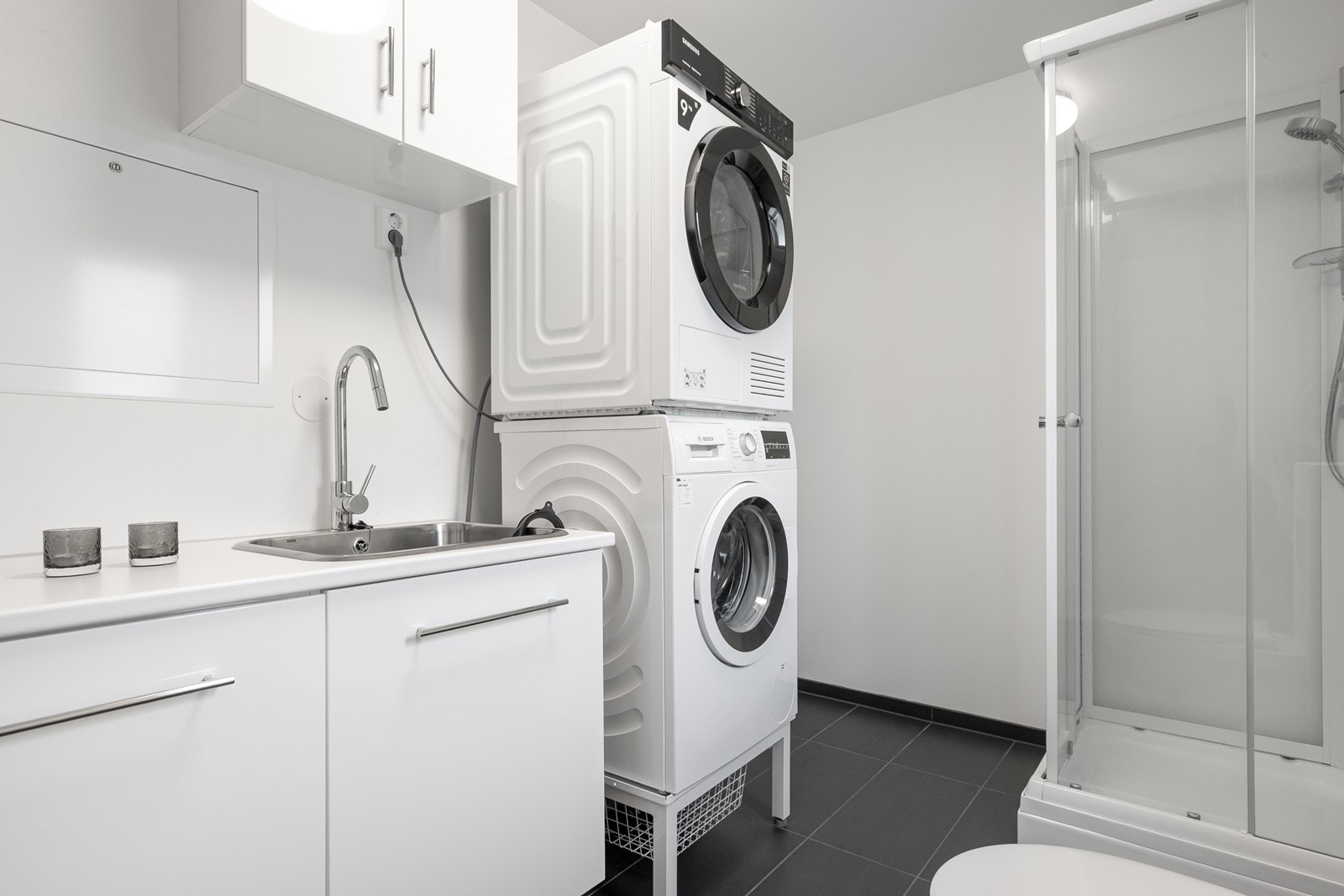 Vaskerom med innredning, dusjkabinett og wc. Galleribilde