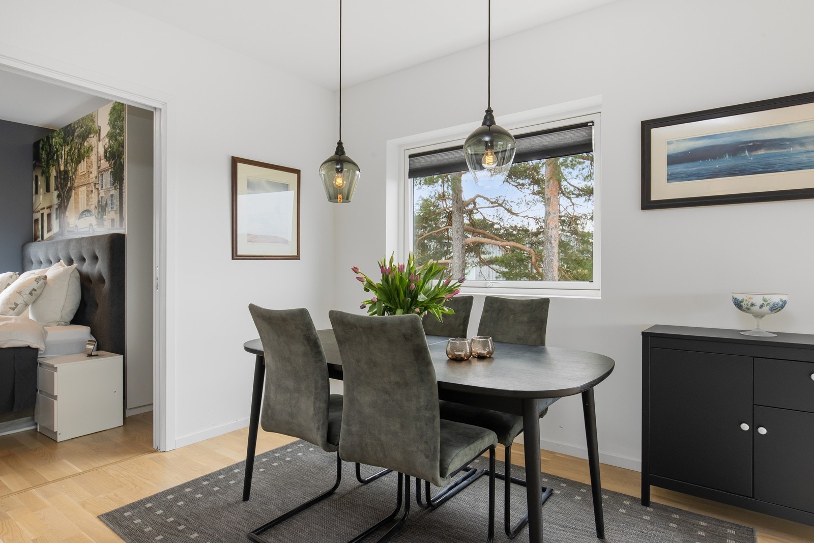 Spiseplass i stuen , skyvedør inn til hovedsoverom Galleribilde