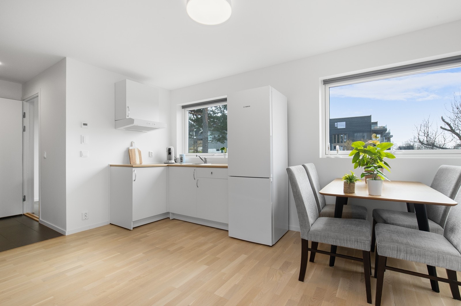 Stue i hybel med enkel kjøkkeninnredning Galleribilde