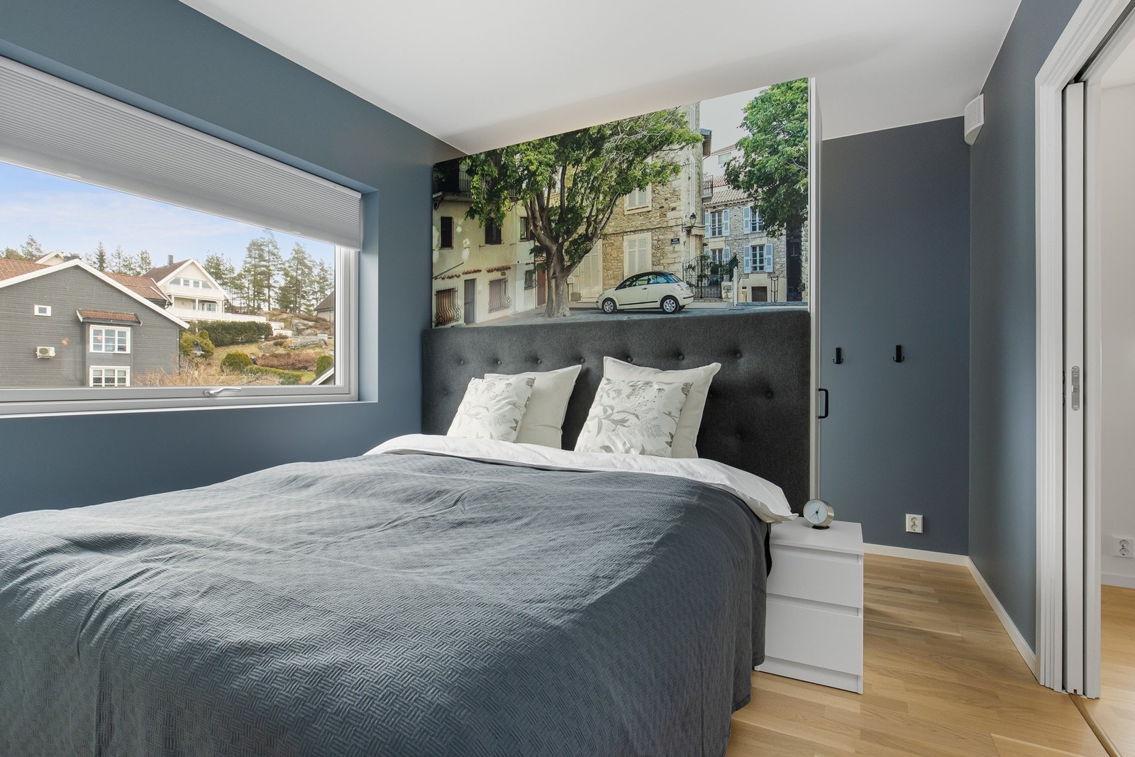 Hovedsoverom med garderobeløsning bak sengegavl. Galleribilde