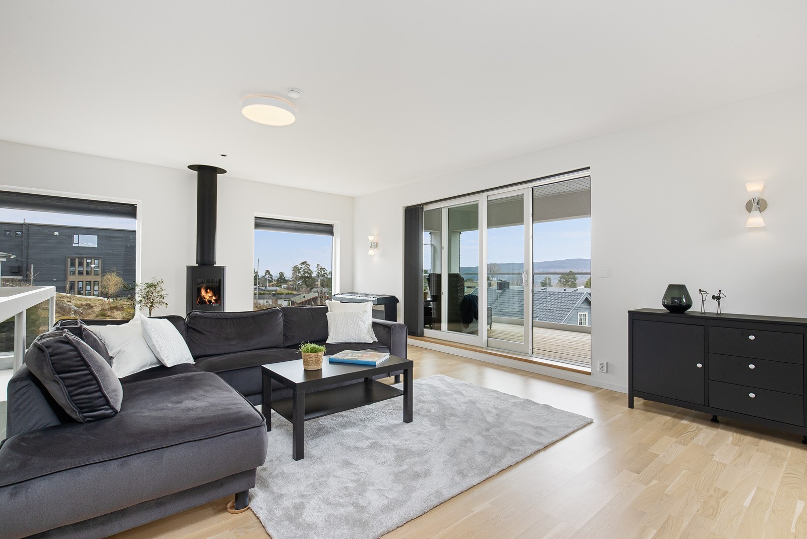 Stue med god takhøyde og skyvedører ut til overbygget terrasse Galleribilde