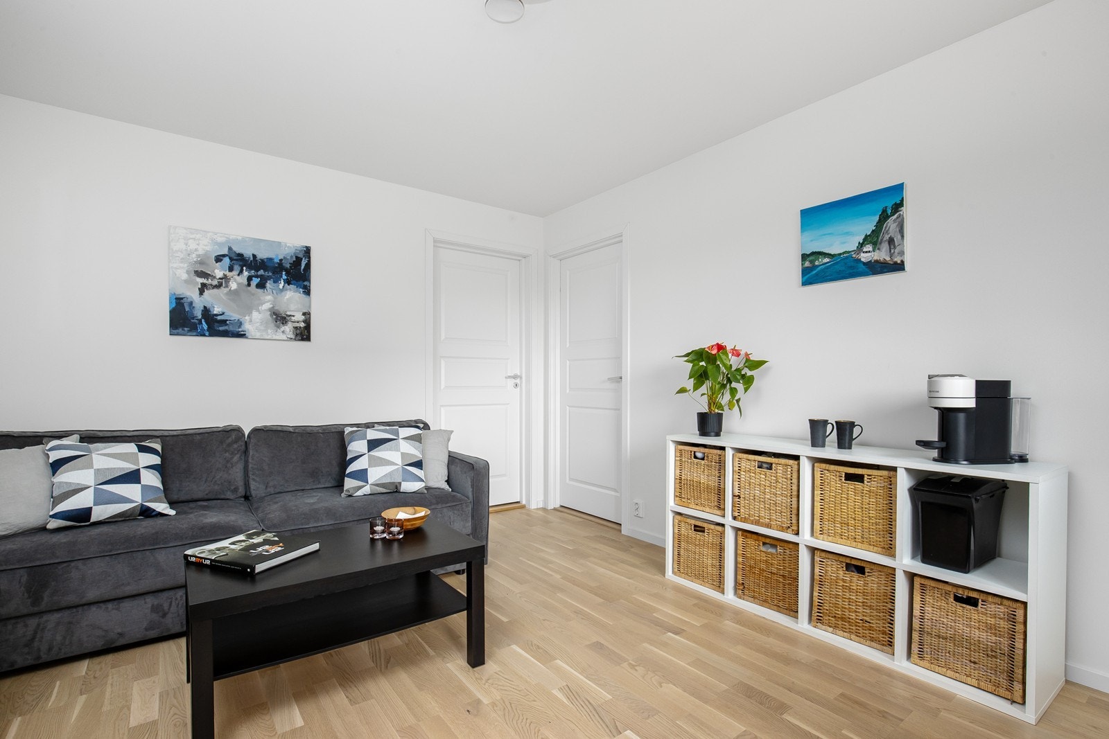 Innredet rom/stue nr. 2 i 1. etasjen. Kan omgjøres til soverom om ønskelig. Galleribilde