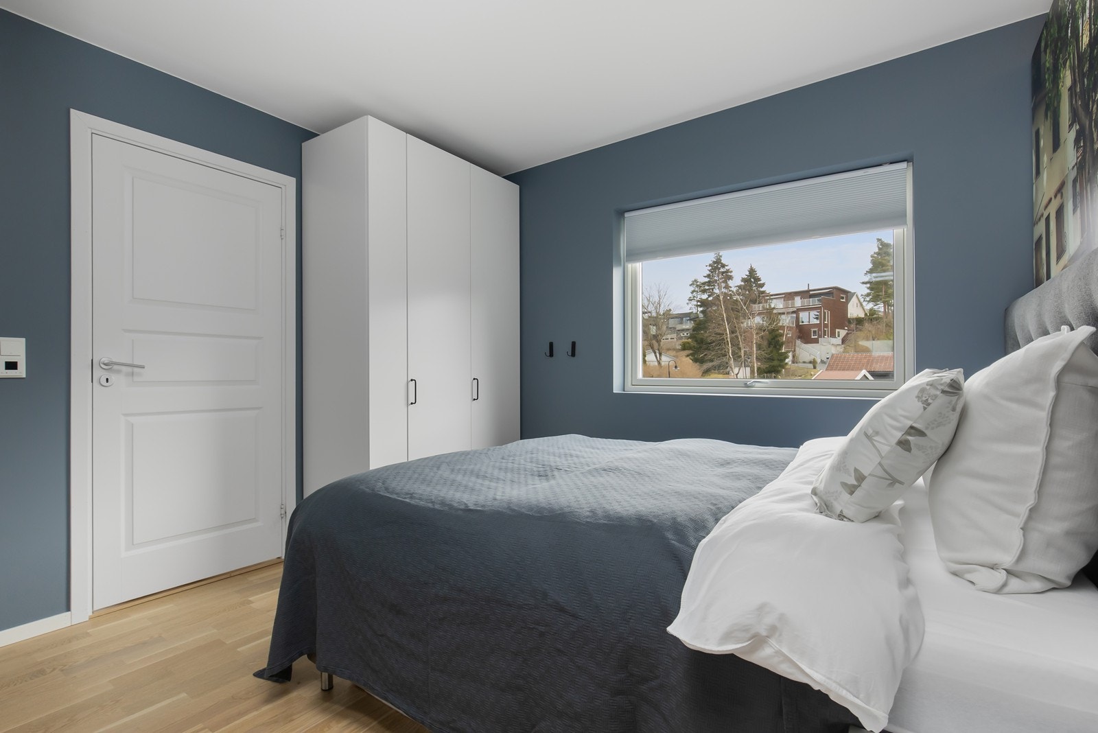 Hovedsoverom med eget bad i 2. etasje. Galleribilde