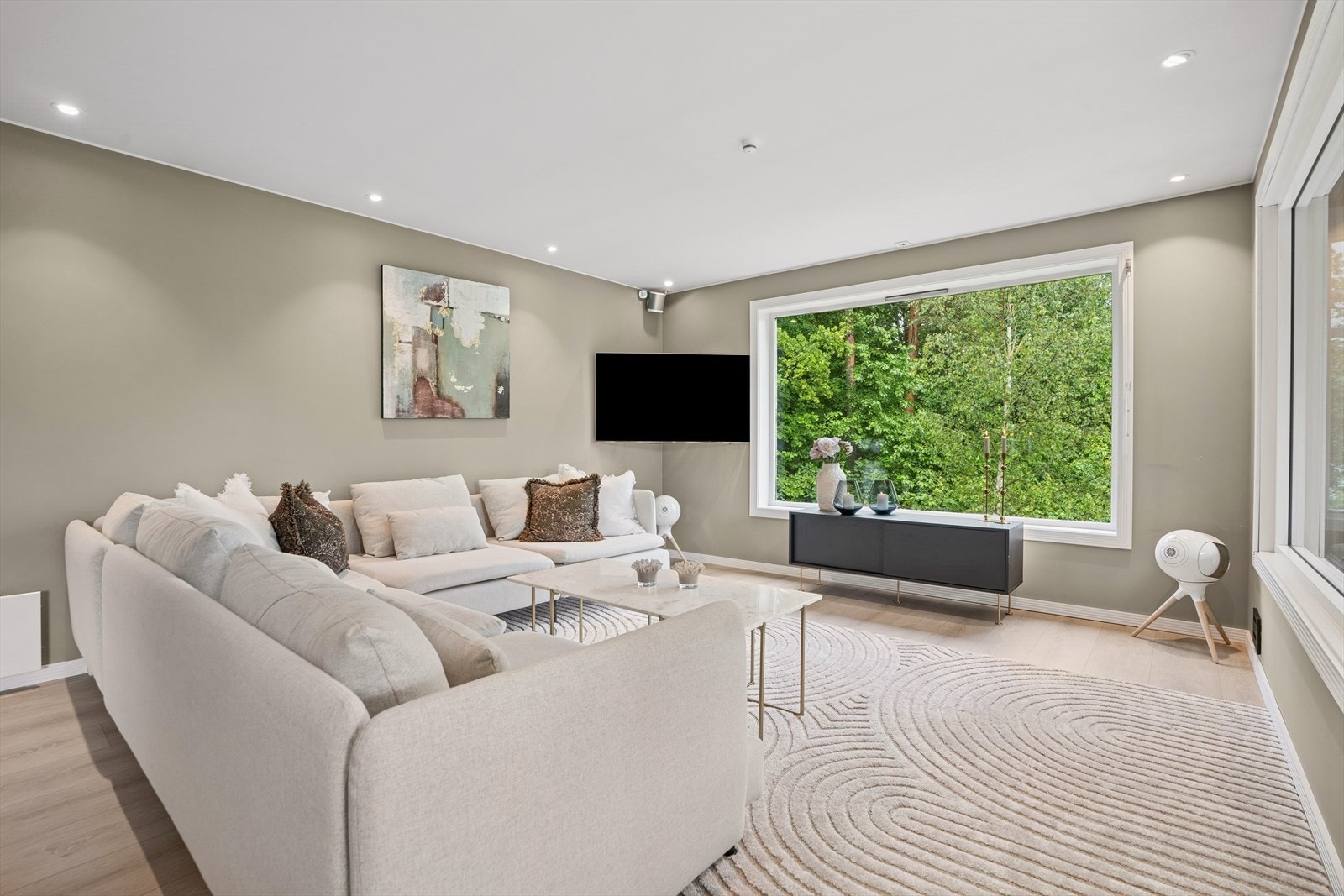 Oppgradert bolig med moderne stil, lekre detaljer og funksjonelle flater. Galleribilde