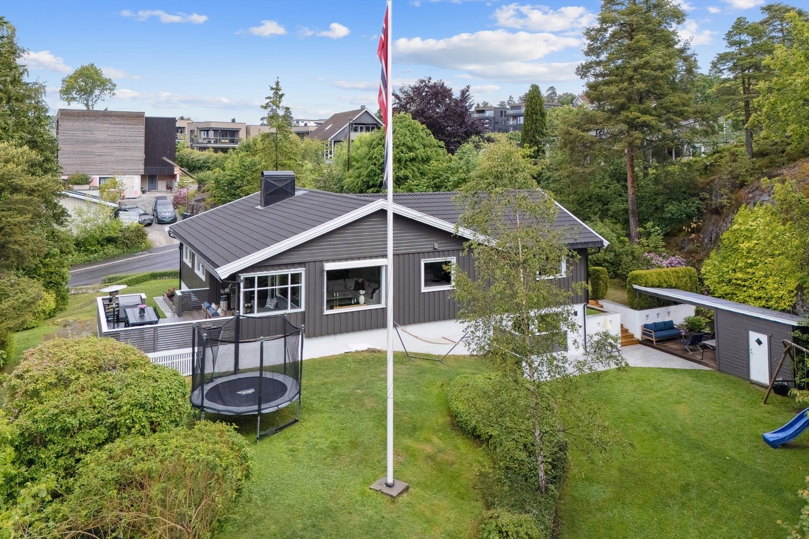 Joachim Norum Larsen i DNB Eiendom ønsker velkommen til Trollstigen 1. Galleribilde