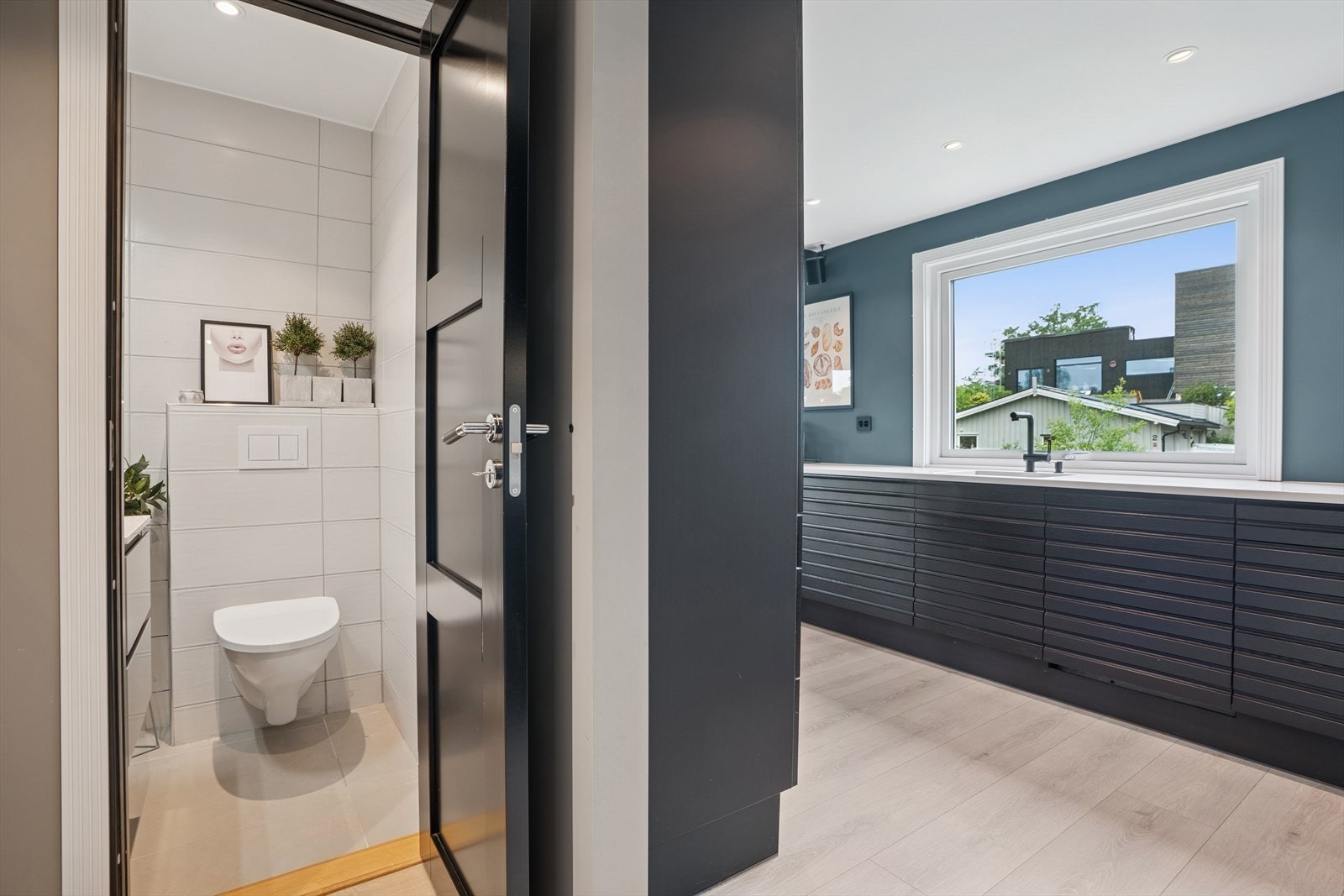 Toalettrommet er utstyrt med en servant med ett-greps blandebatteri og et vegghengt toalett. Galleribilde