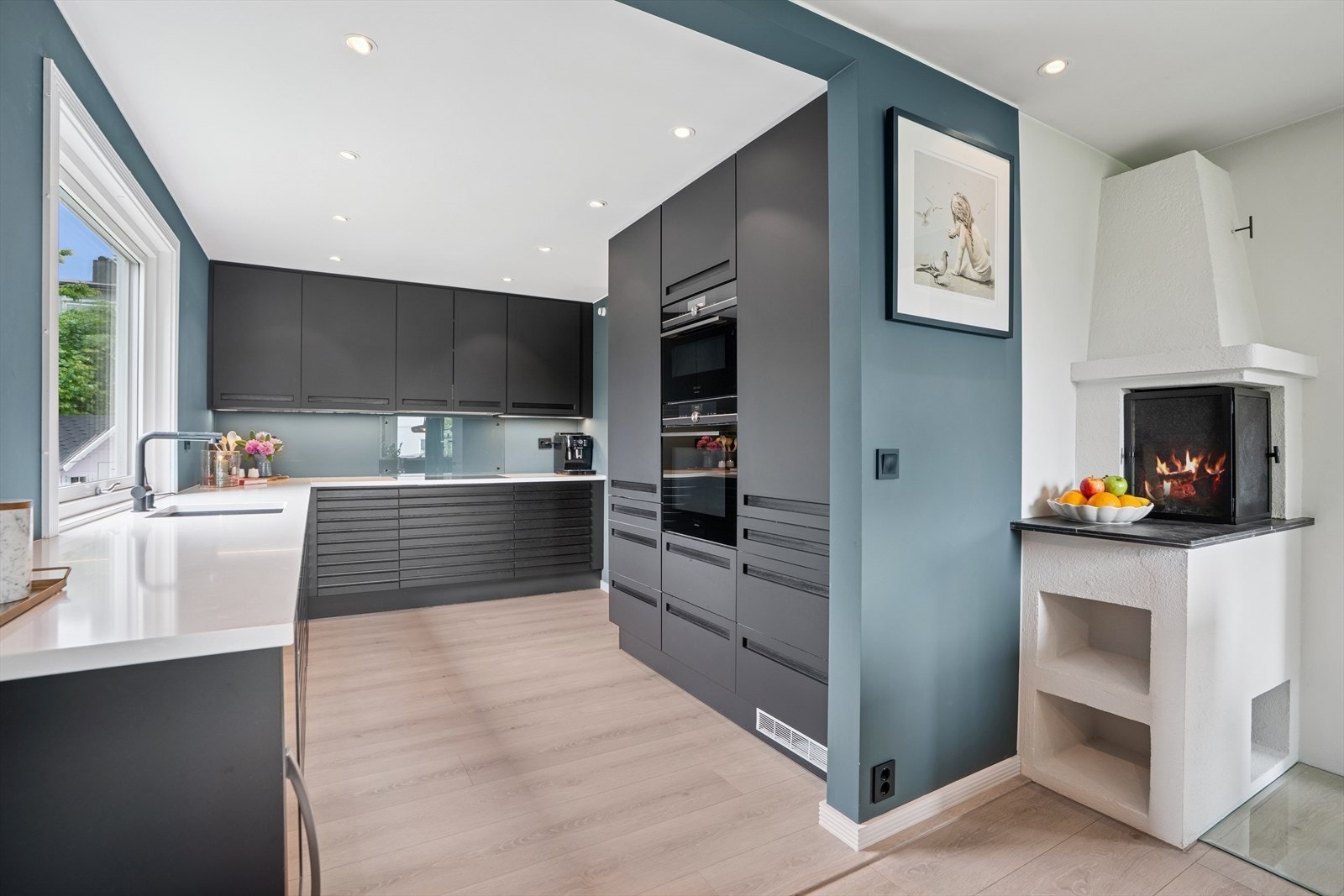 Innredningen har hovedsakelig glatte fronter og enkelte fronter med moderne spiler. Galleribilde