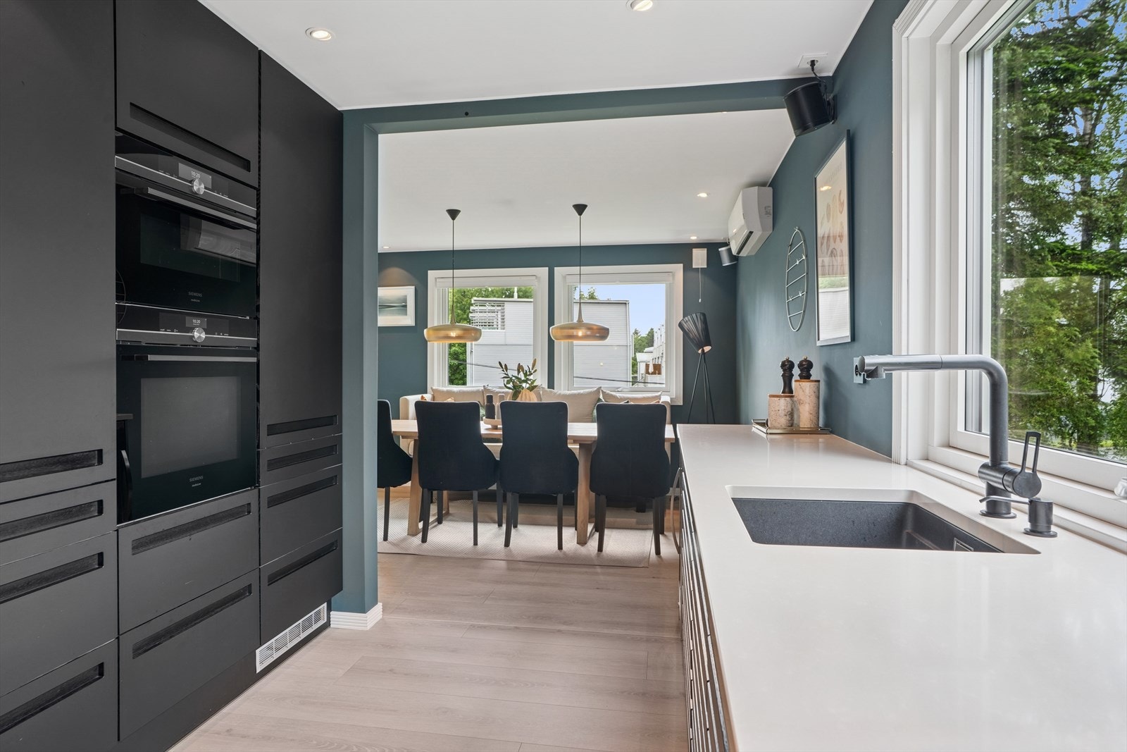 Benkeplaten er av kompositt med underlimt oppvaskkum. Galleribilde