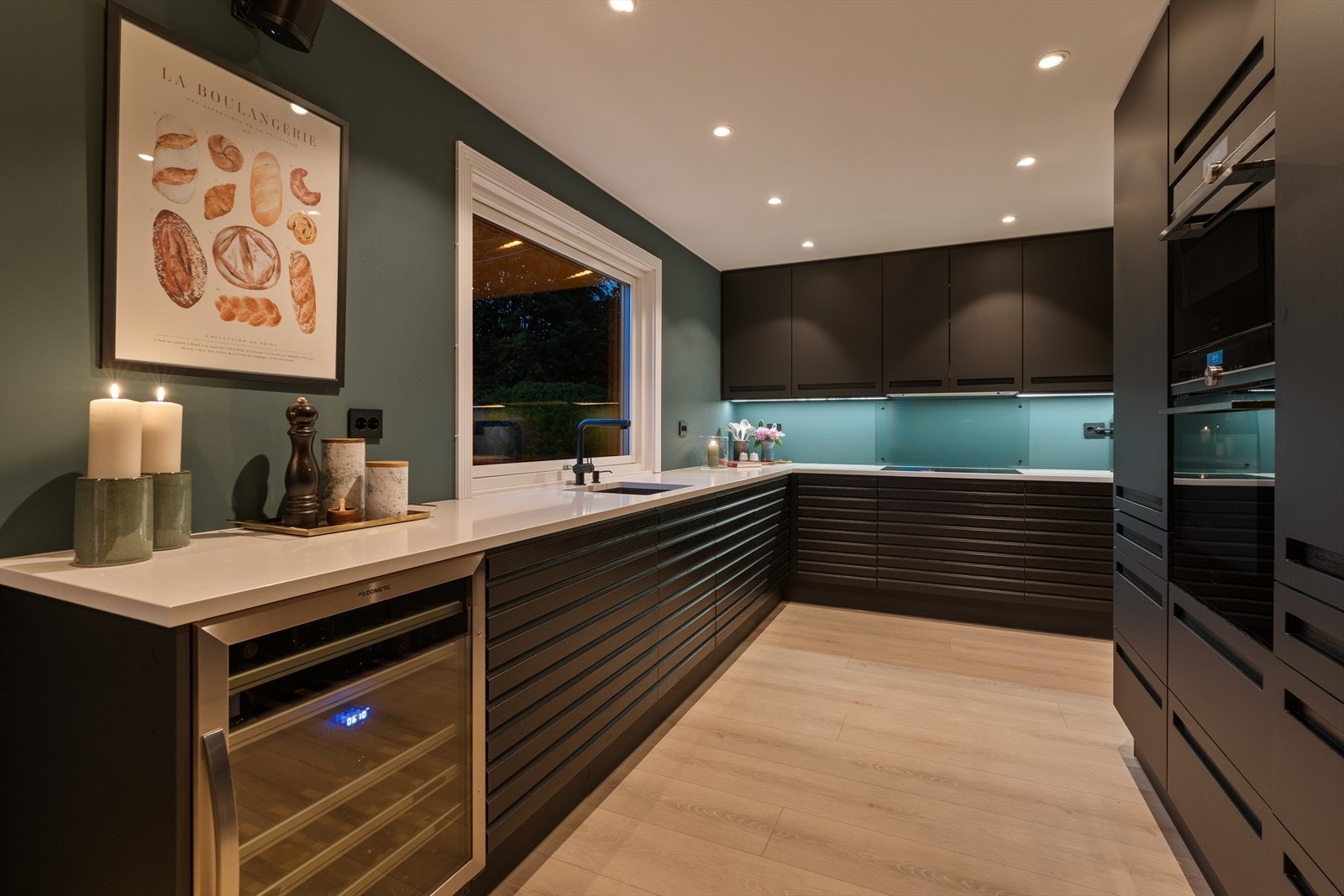 Et slitesterkt og stilfullt kjøkken med nordisk design. Galleribilde