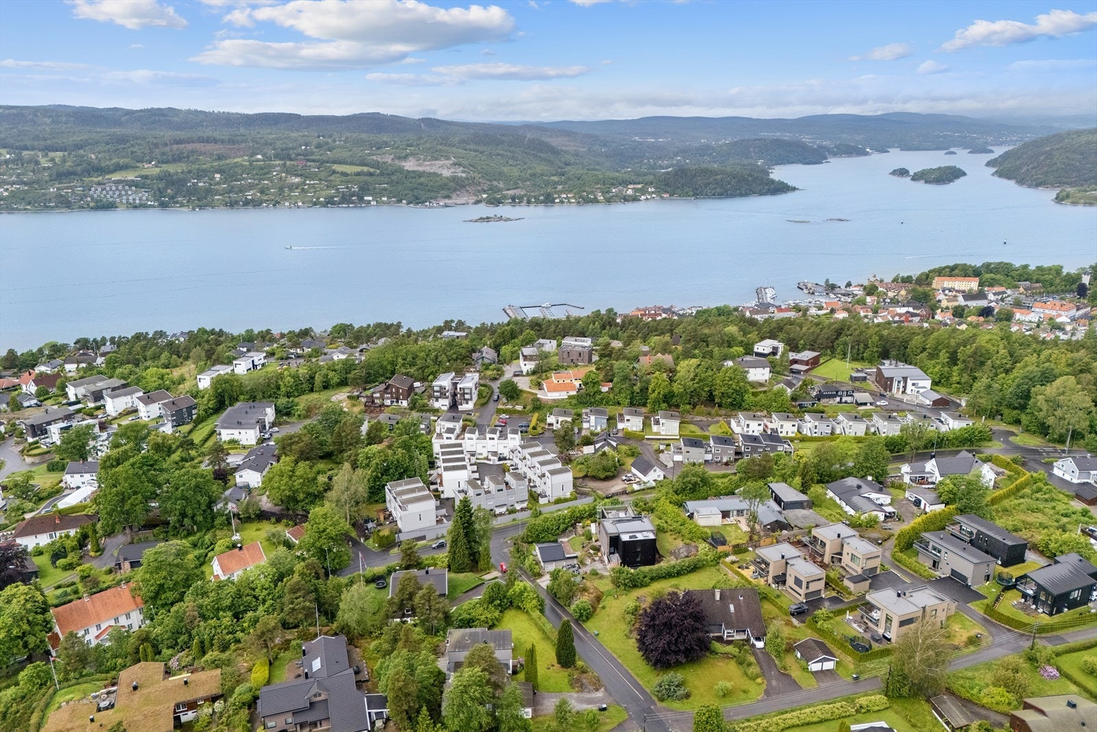 Området har nærhet til barnehage, skole, ungdomsskole, idrettsanlegg, matbutikker og golfbane. Galleribilde