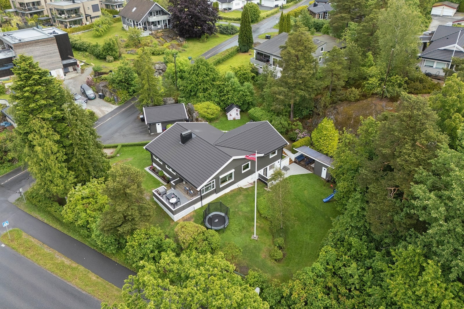 Eiendommen ligger i et ettertraktet og etablert boområde sentralt på Sogsti i Drøbak. Galleribilde