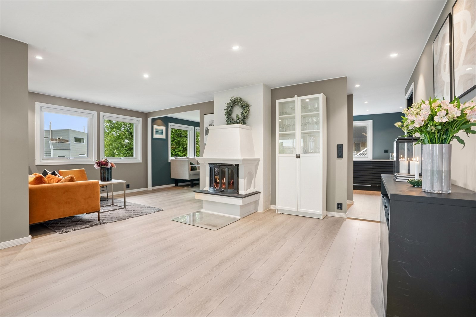 Boligen har elektrisk oppvarming og har gulvvarme på kjøkken, gang, bad, toalettrom og vaskerom- suppleres med vedfyring og varmepumpe. Galleribilde