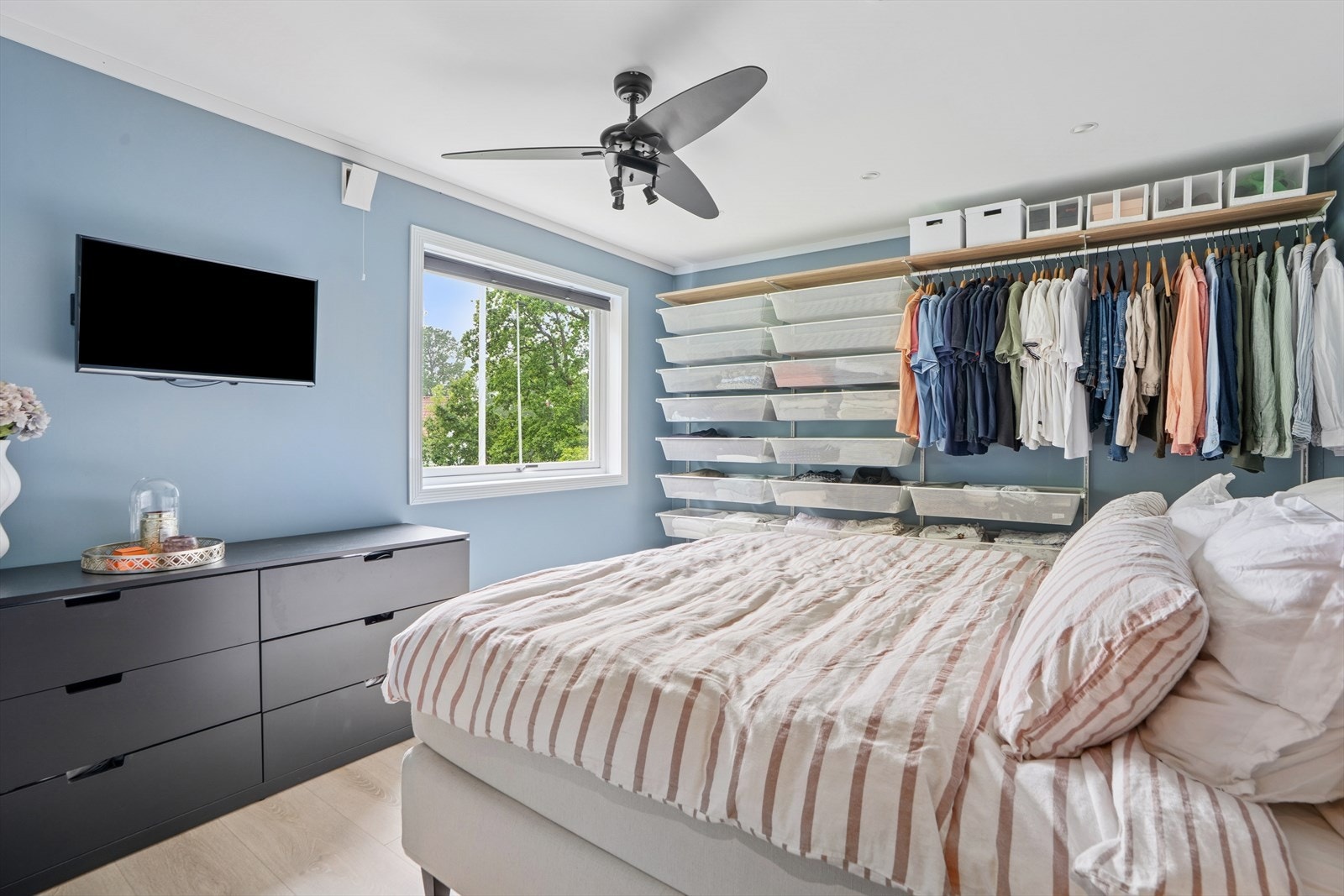 Huset har 4 soverom, et av soverommene ligger i hybelen/underetasjen. Galleribilde