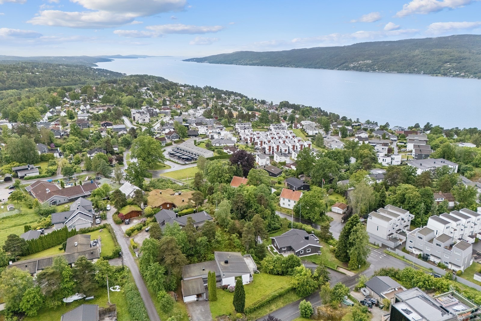 Gangavstand til Drøbak sentrum gir tilgang til forretninger, kafeer, restauranter og øvrige servicetilbud, samt badestrender og båthavn. Galleribilde