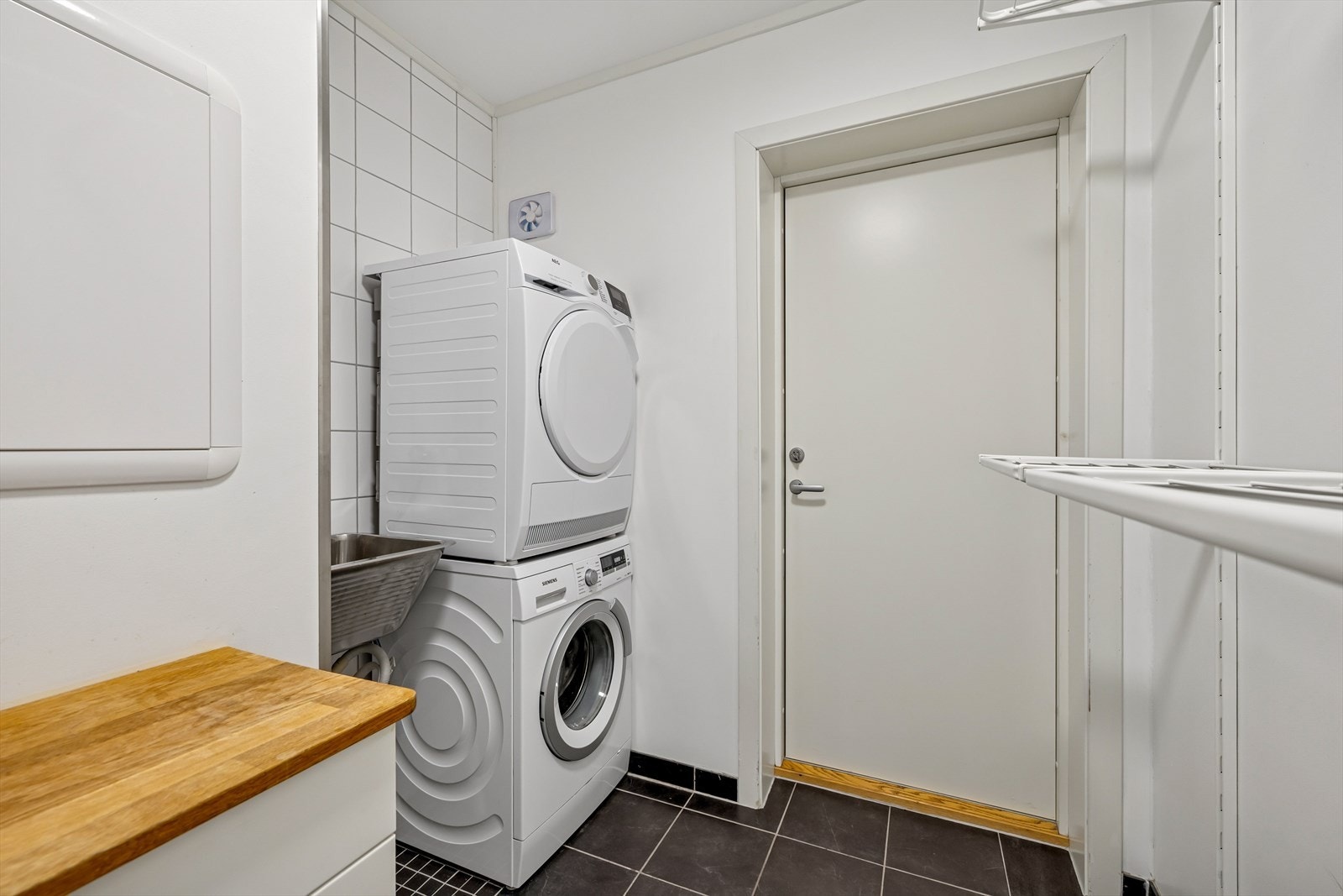 Vaskerommet har opplegg for vaskemaskin og tørketrommel, og er utstyrt med utslagsvask. Galleribilde