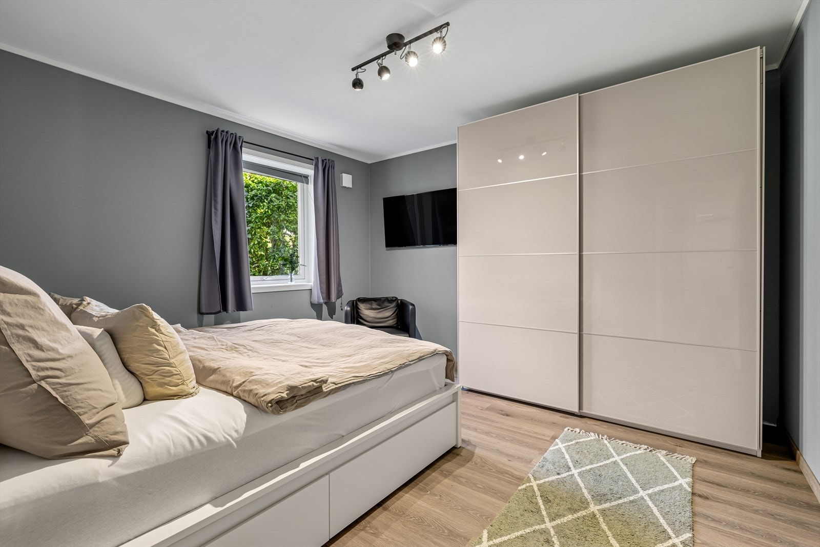 Hovedsoverommet er utstyrt med en praktisk skyvedørsgarderobe med glatte, høyglansfronter. Galleribilde