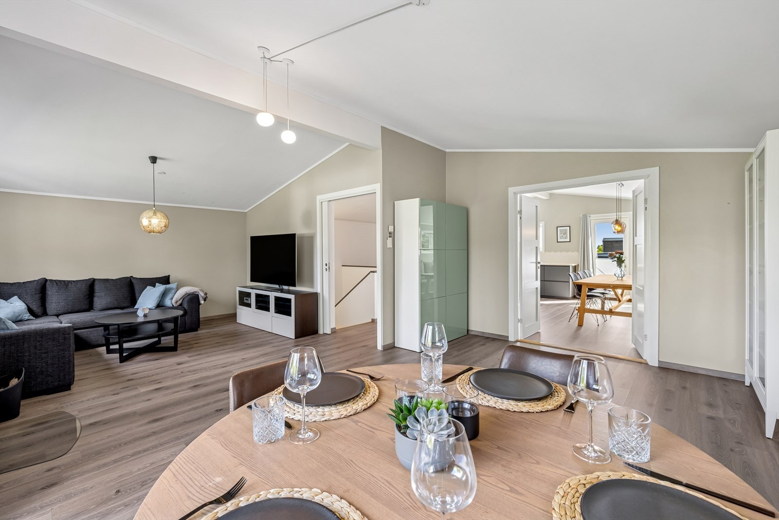 Boligen har en god og arealeffektiv planløsning med tidsriktige overflater, store vindusflater, god takhøyde og moderne innredninger. Galleribilde