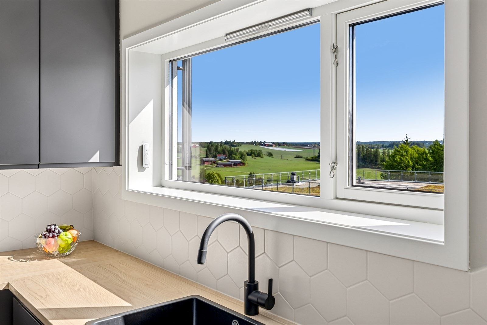 Fra kjøkkenet er det også nydelig utsikt utover omkringliggende grøntområder og åpent landskap. Galleribilde