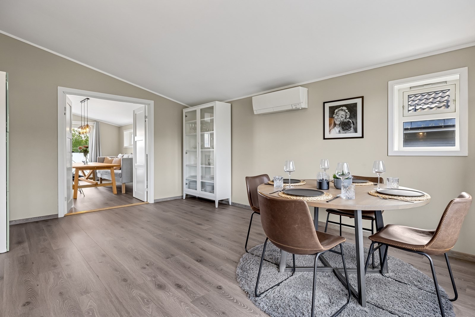 Gjennomgående god standard med parkett og høytrykkslaminat på gulvene og malte, slette vegger. Galleribilde