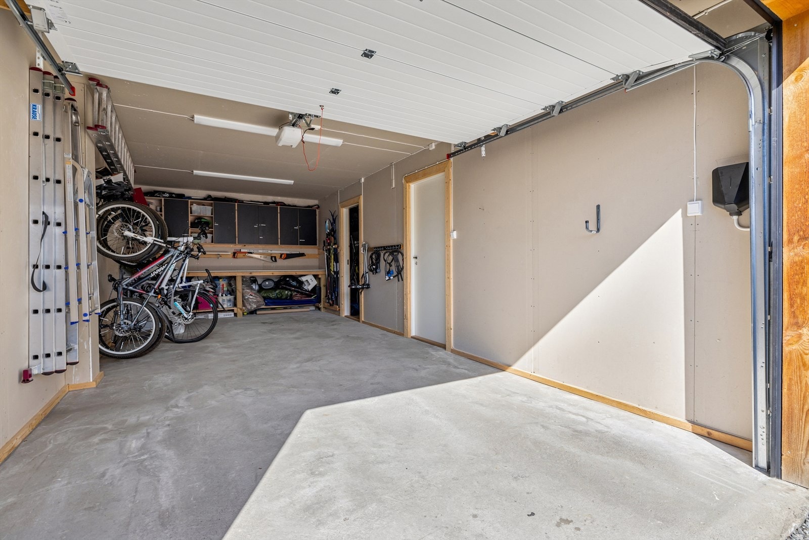 Parkering i garasje med god plass. Galleribilde