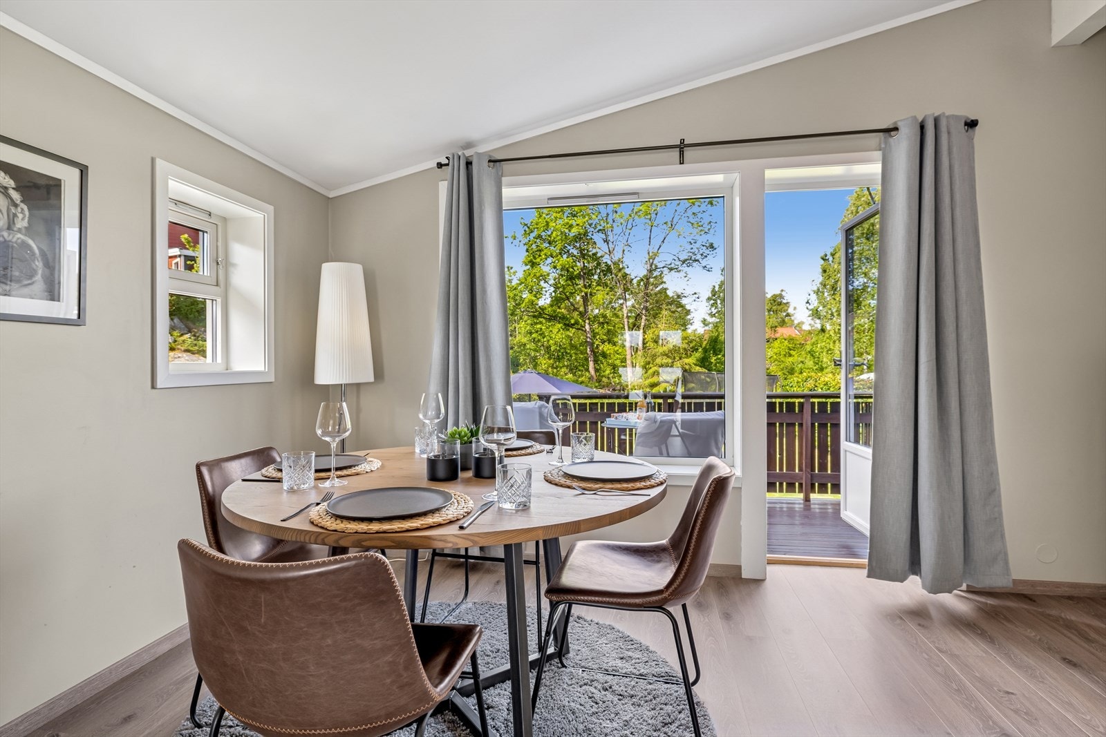 Fra stuen i 2. etasje er det adkomst til terrasse og hage med usjenert beliggenhet. Galleribilde