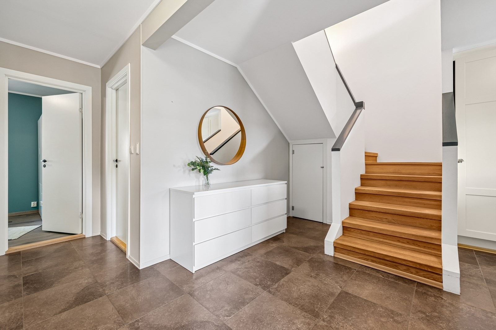 Gulvet er belagt med delikate, brunbeige fliser med behagelig vannbåren gulvvarme. Galleribilde