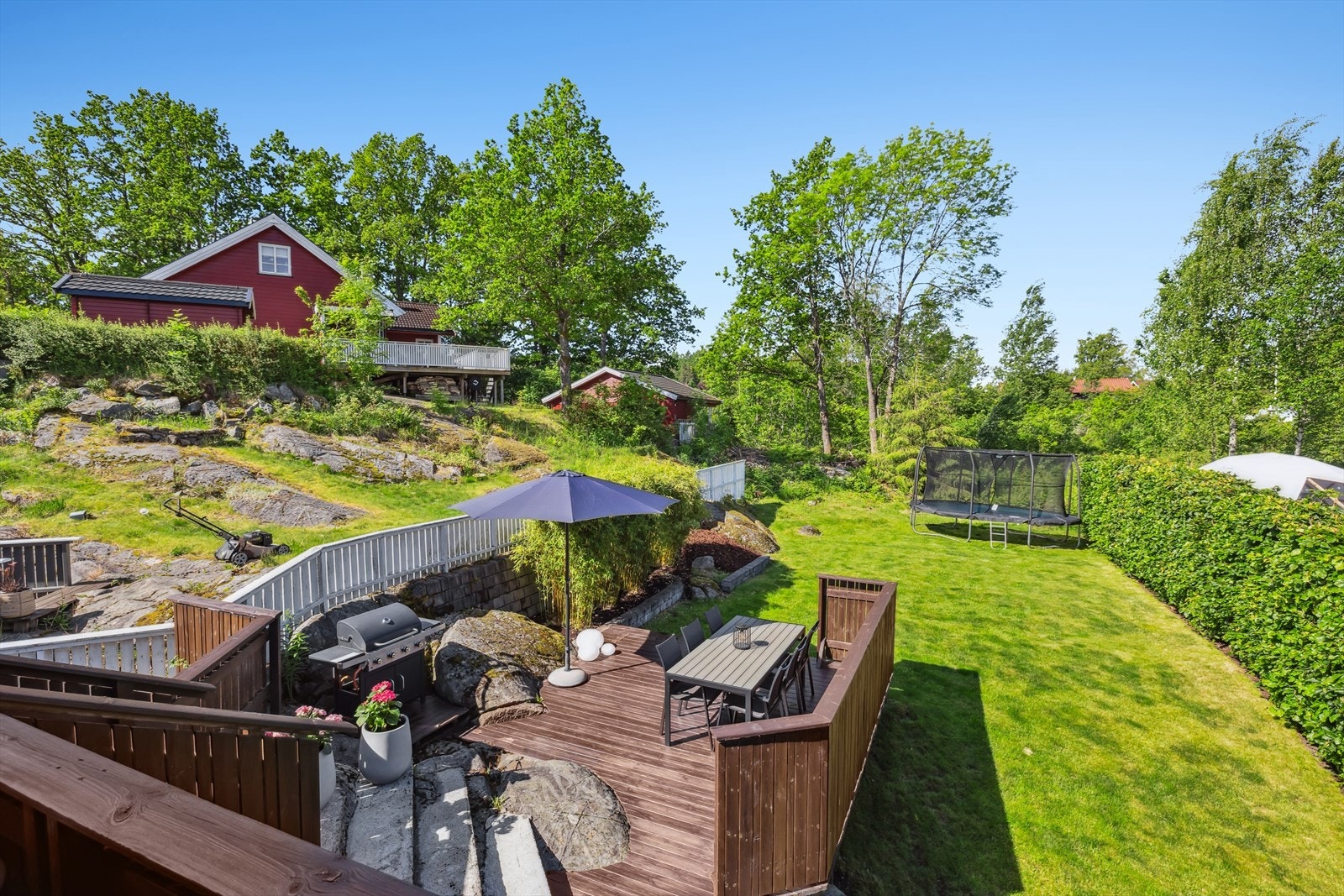 Herlige solrike uteplasser med god plass til både solsenger og loungegruppe. Galleribilde