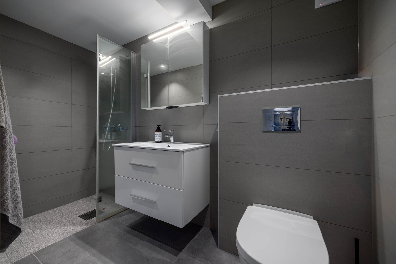 Delikat baderom i tidsriktig gråtoner. Galleribilde