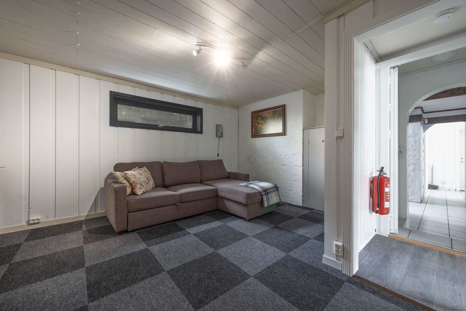 TV-stue med lys innredning og praktisk sovesofa. Perfekt som et ekstra gjesterom også. Galleribilde