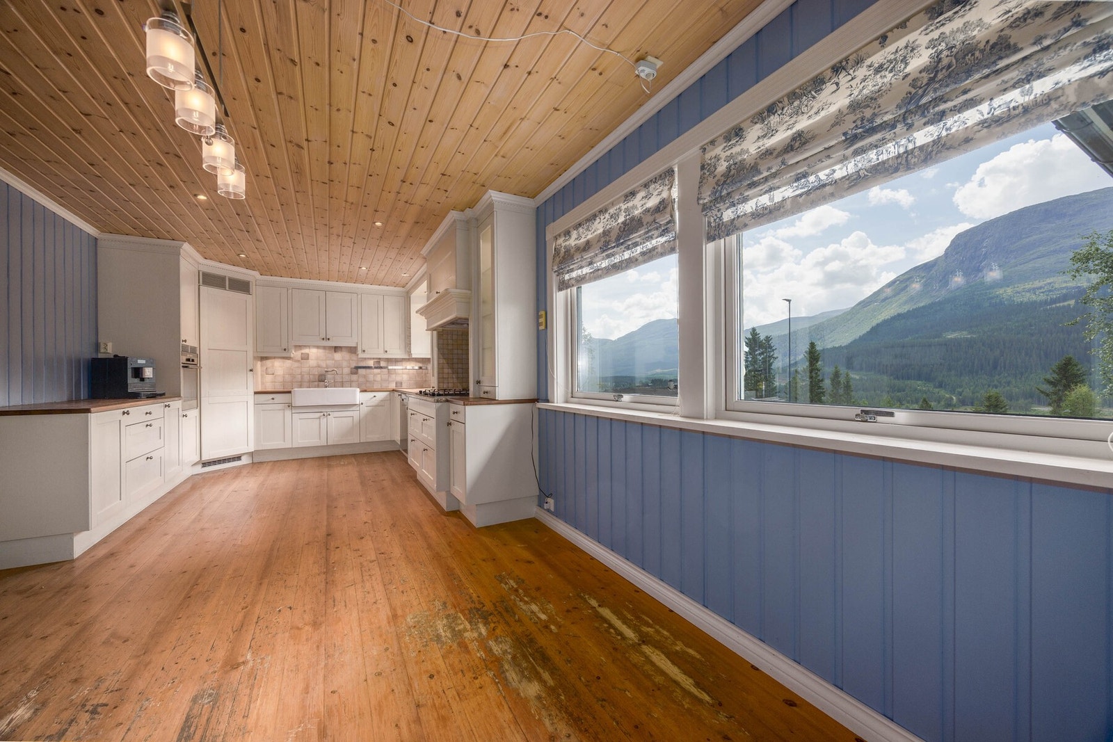 Kjøkken har en fantastisk utsikt mot fjellene. Galleribilde