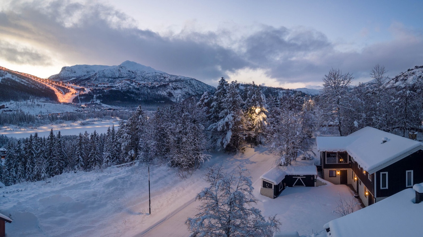EIE Fjellmegleren har gleden av å presentere en meget innholdsrik enebolig med hybel/sokkelleilighet i Seljevegen 22. Foto: Steinar Bleken. Galleribilde