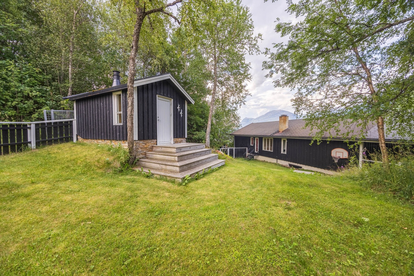Eiendommen har flere soner og blant annet ett badstuehus. Galleribilde