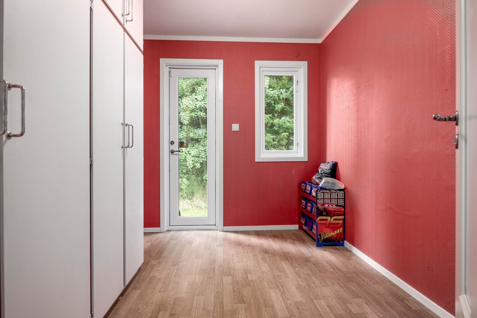 Soverom 3 med praktiske skap med rikelig lagringsplass. Galleribilde