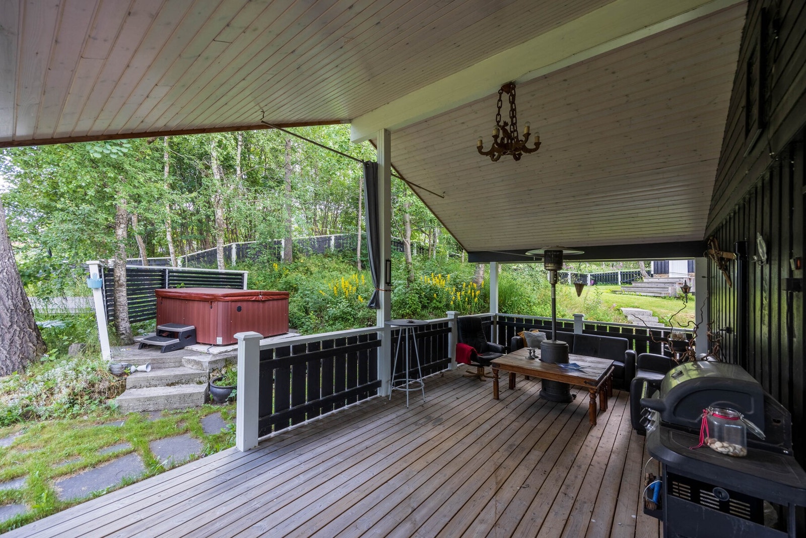 Koselig terrasse med overbygg. Boblebad i hagen, omgitt av frodig natur. Perfekt for avslapning. Galleribilde