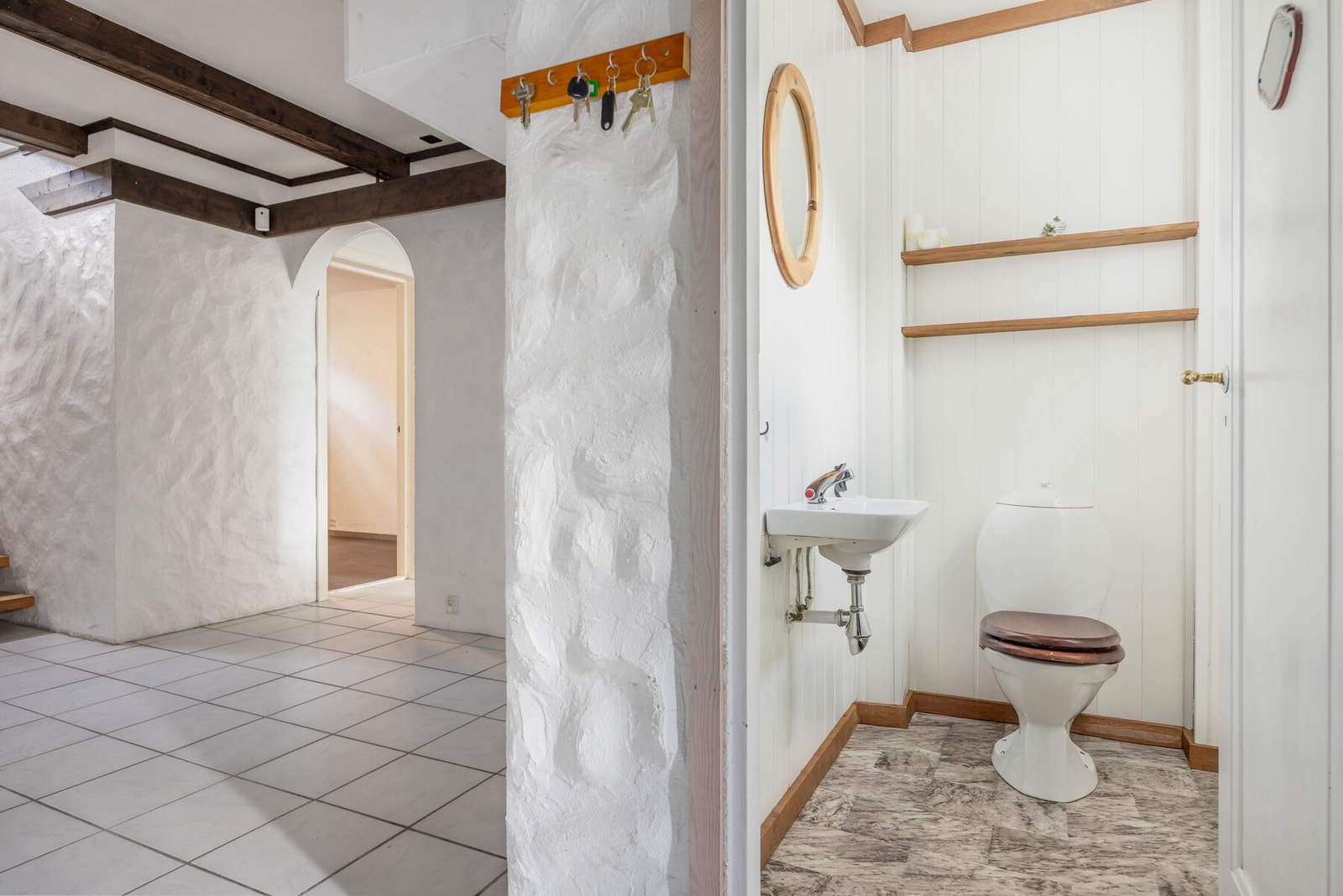 Toalett-rom i underetasjen. Galleribilde