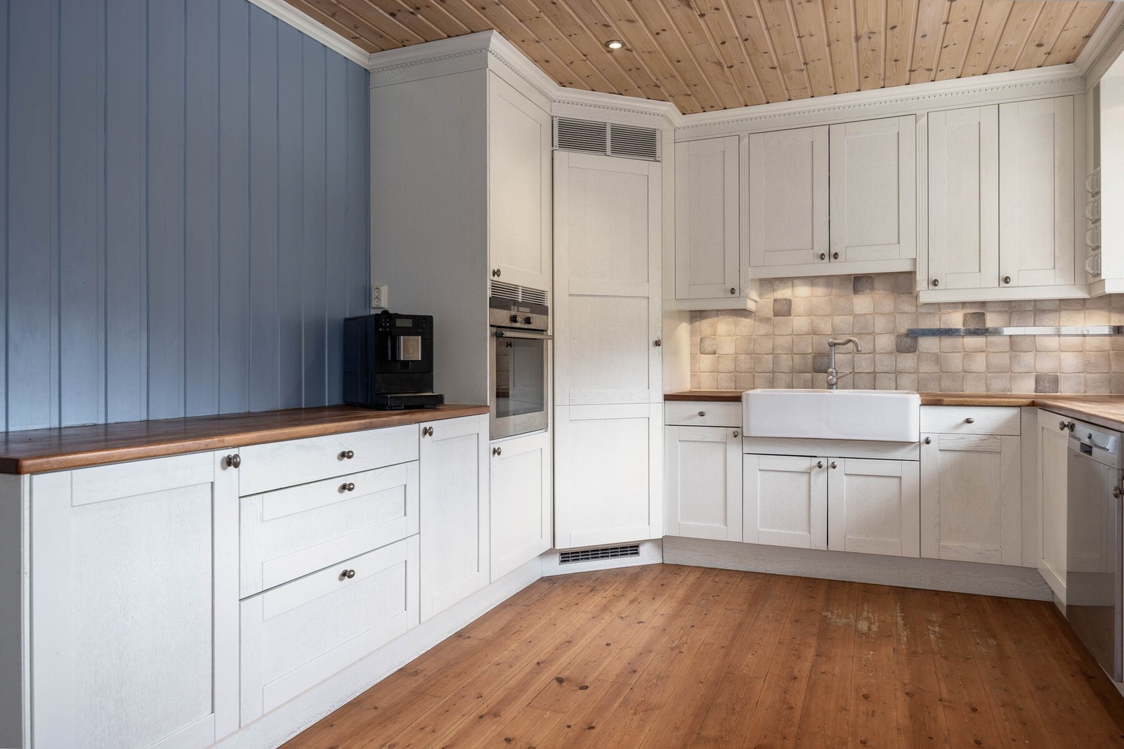 Lyst og romslig kjøkken med delvis integrerte hvitevarer og stilrent design. Perfekt for matlaging og sosiale sammenkomster. Galleribilde