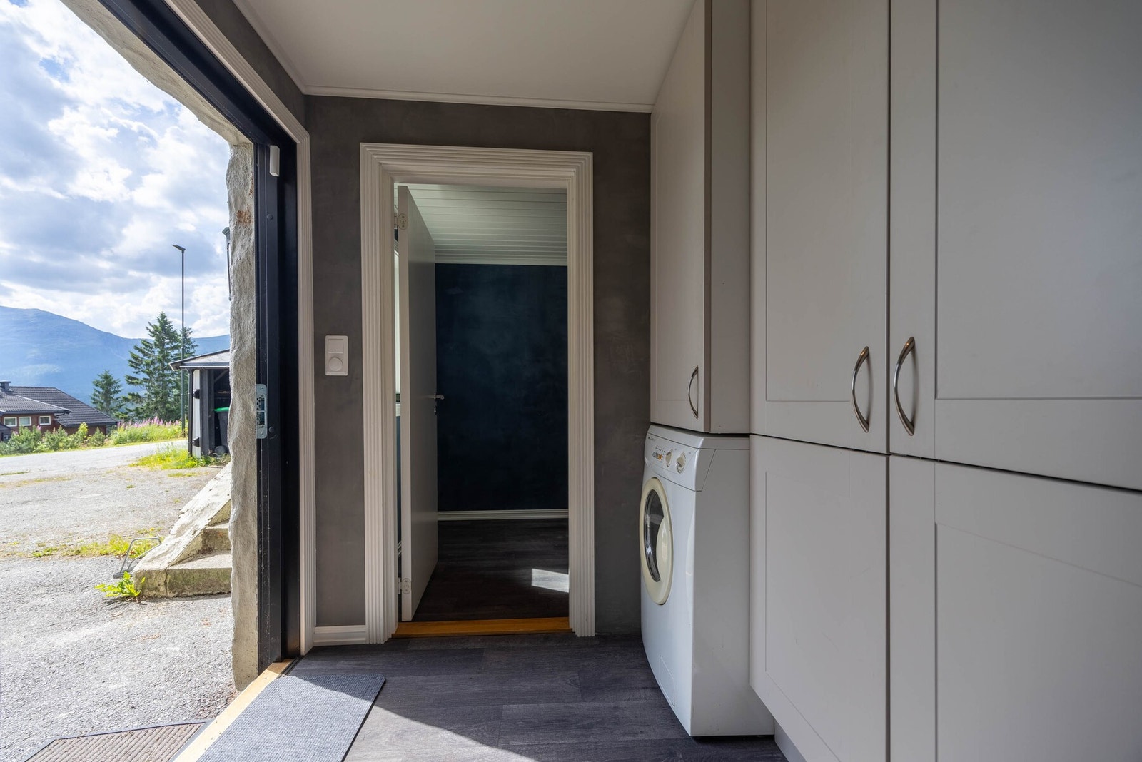 Inngang til sokkelleilighet. Galleribilde