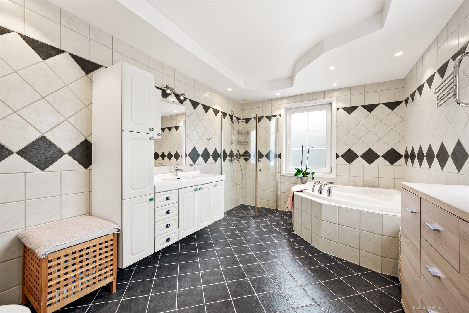 Stort bad fra 2006 med god plass til baderomsmøblement Galleribilde