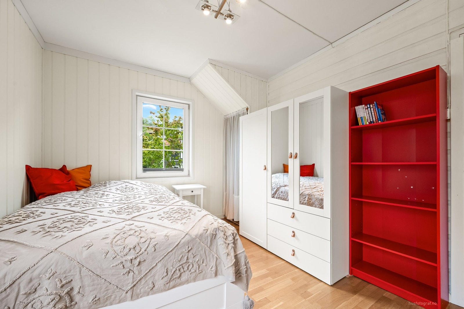 Soverom 2 med garderobeskap Galleribilde