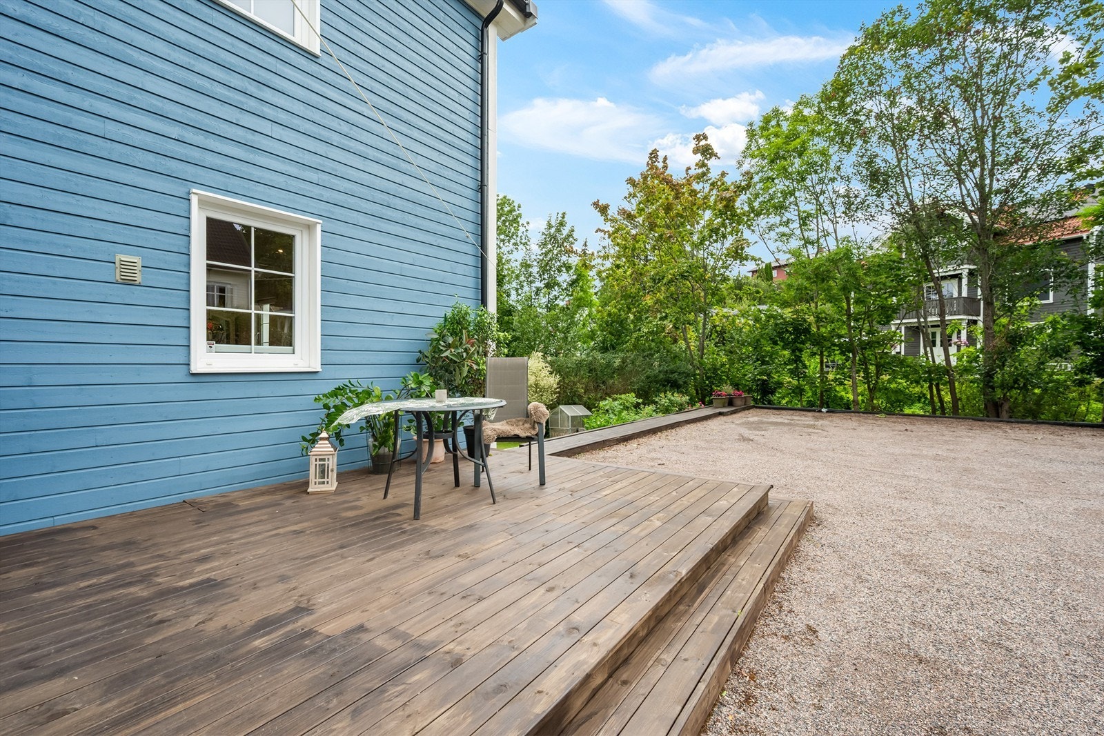 Hyggelig østvendt terrasse på ca. 24 kvm med utvendig belysning i tilknytning til inngangspartiet Galleribilde