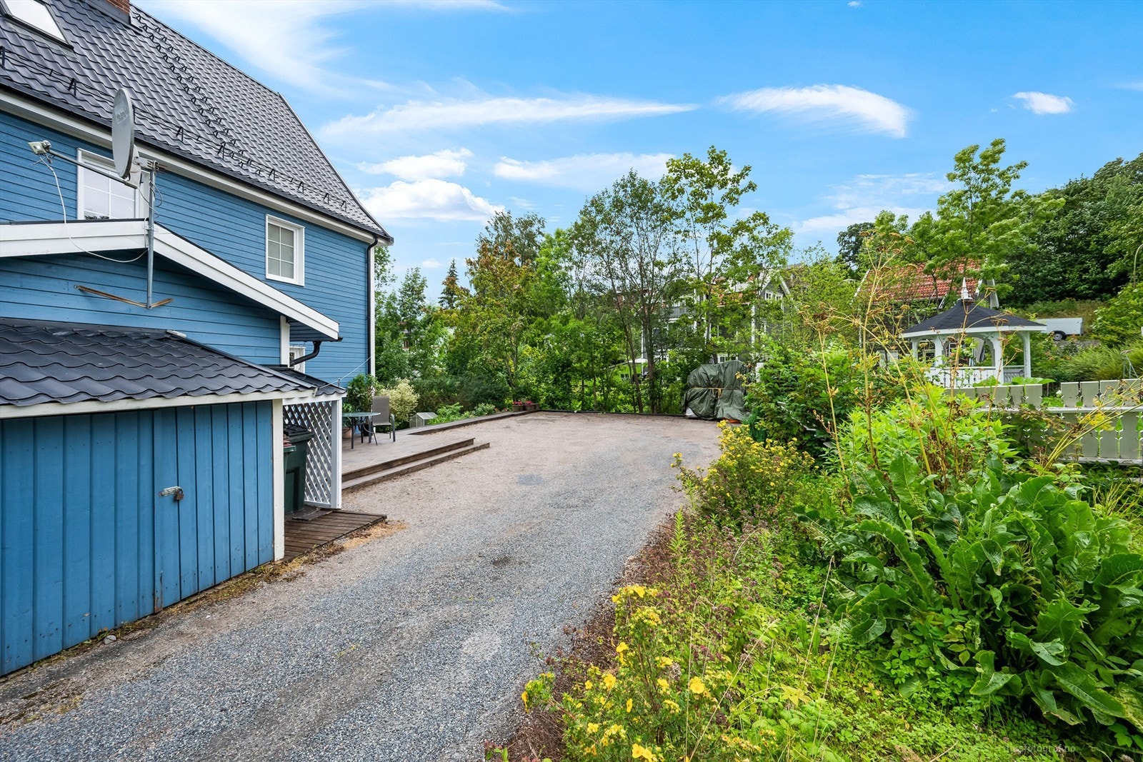 Parkering på felles gruset gårdsplass Galleribilde