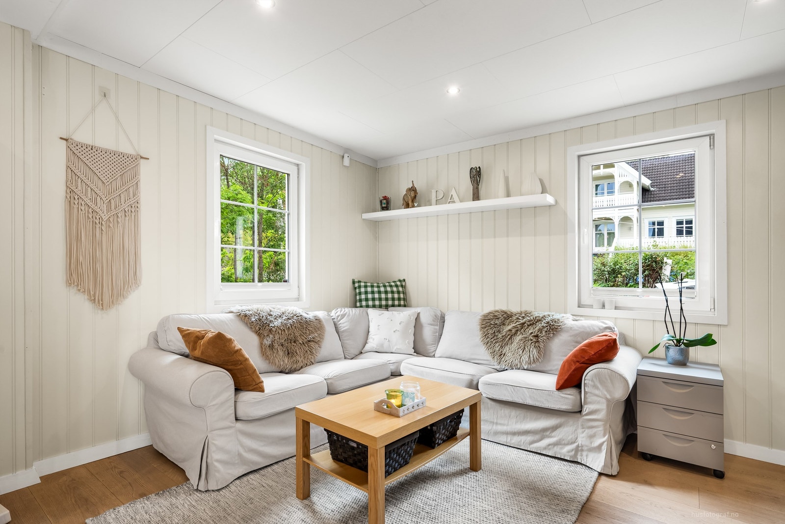 Vinkelstue med sofaområde samt spiseplass Galleribilde