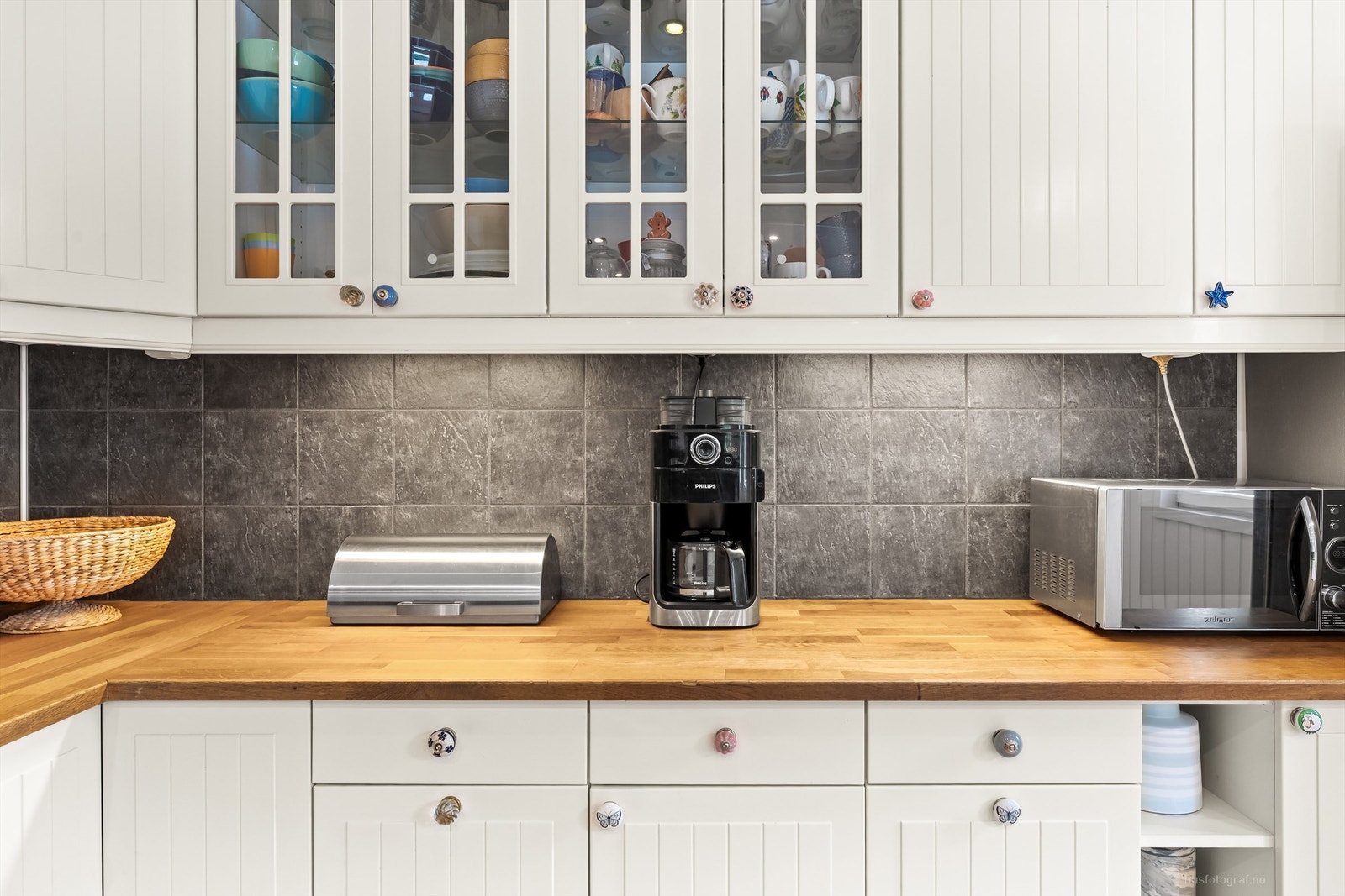 Flislagte felt på vegg over benkeplater - Benkeplater av tre fra 2012 Galleribilde