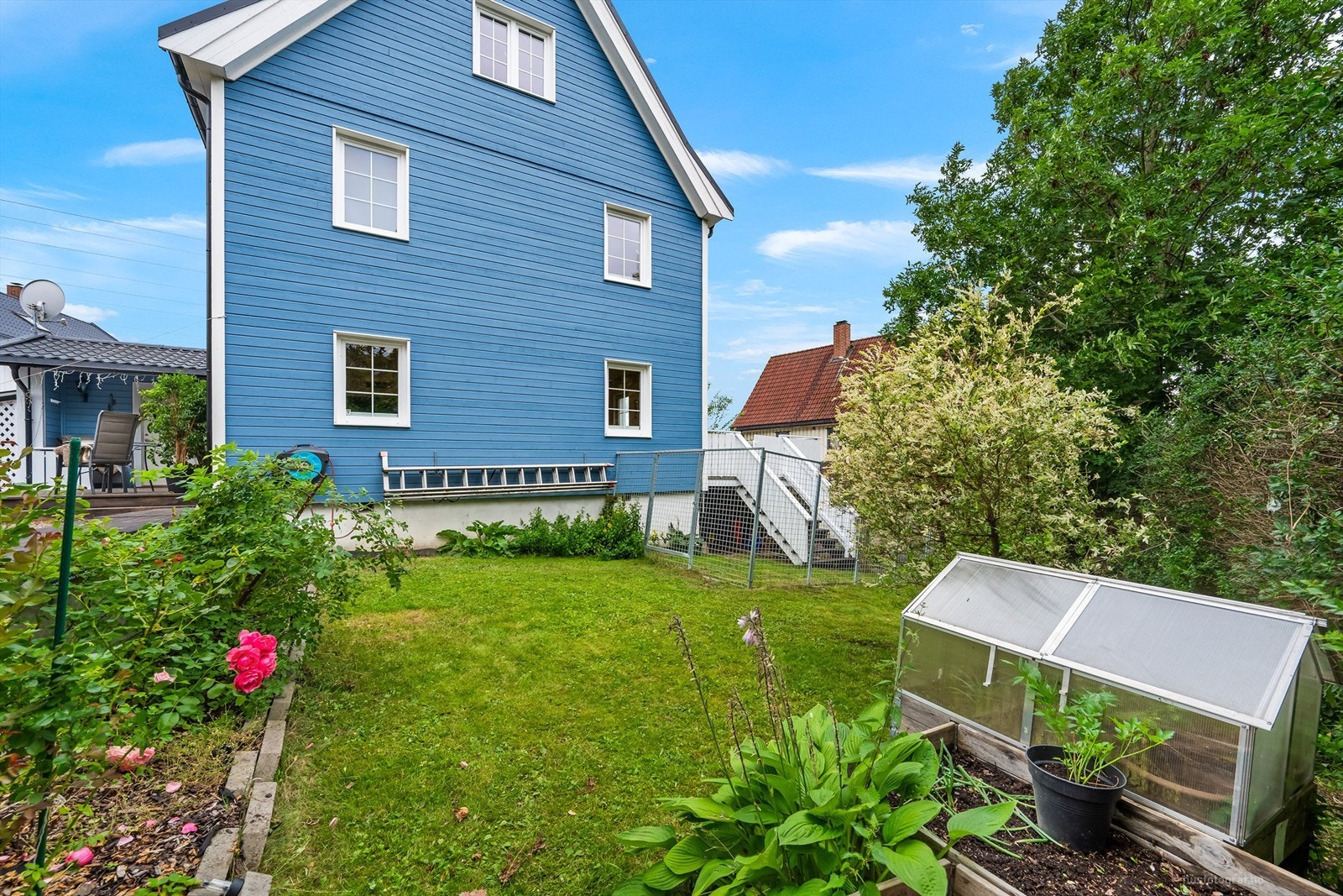 Boligen ligger innerst i en blindvei med gode parkeringsmuligheter i gårdsplassen og grenser til skogsområder. Foto: Haiman Askari/Knipzet AS Galleribilde