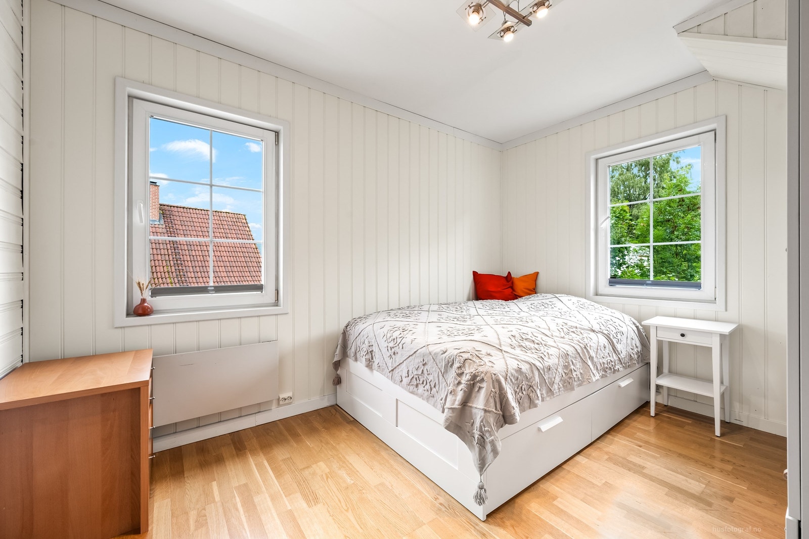 Soverom 2 med parkett på gulv, plater på vegger og malt himling Galleribilde