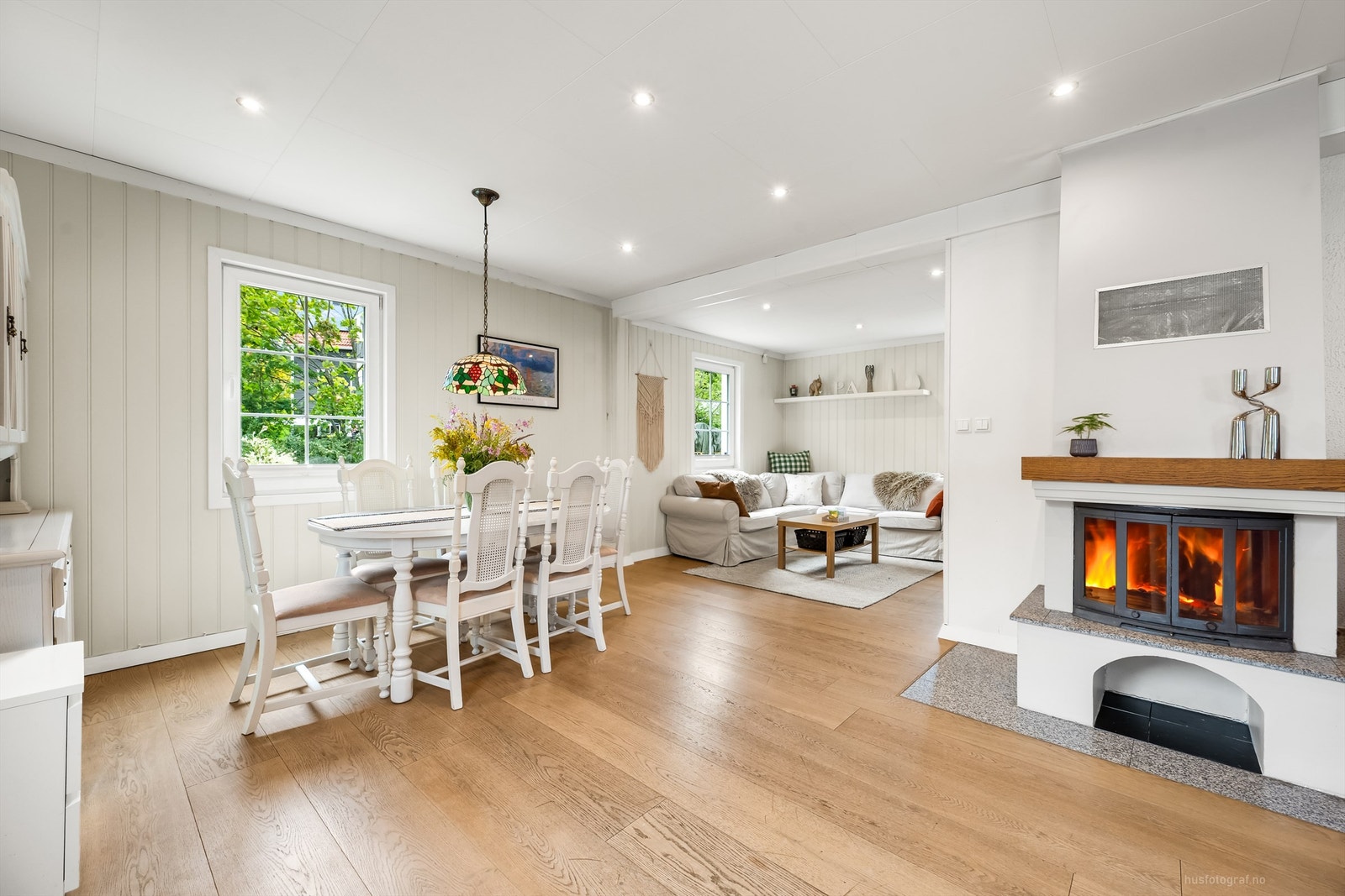 Rommet er gjennomgående og har godt med vindusflater langs tre yttervegger som gir godt med lysinnslipp Galleribilde