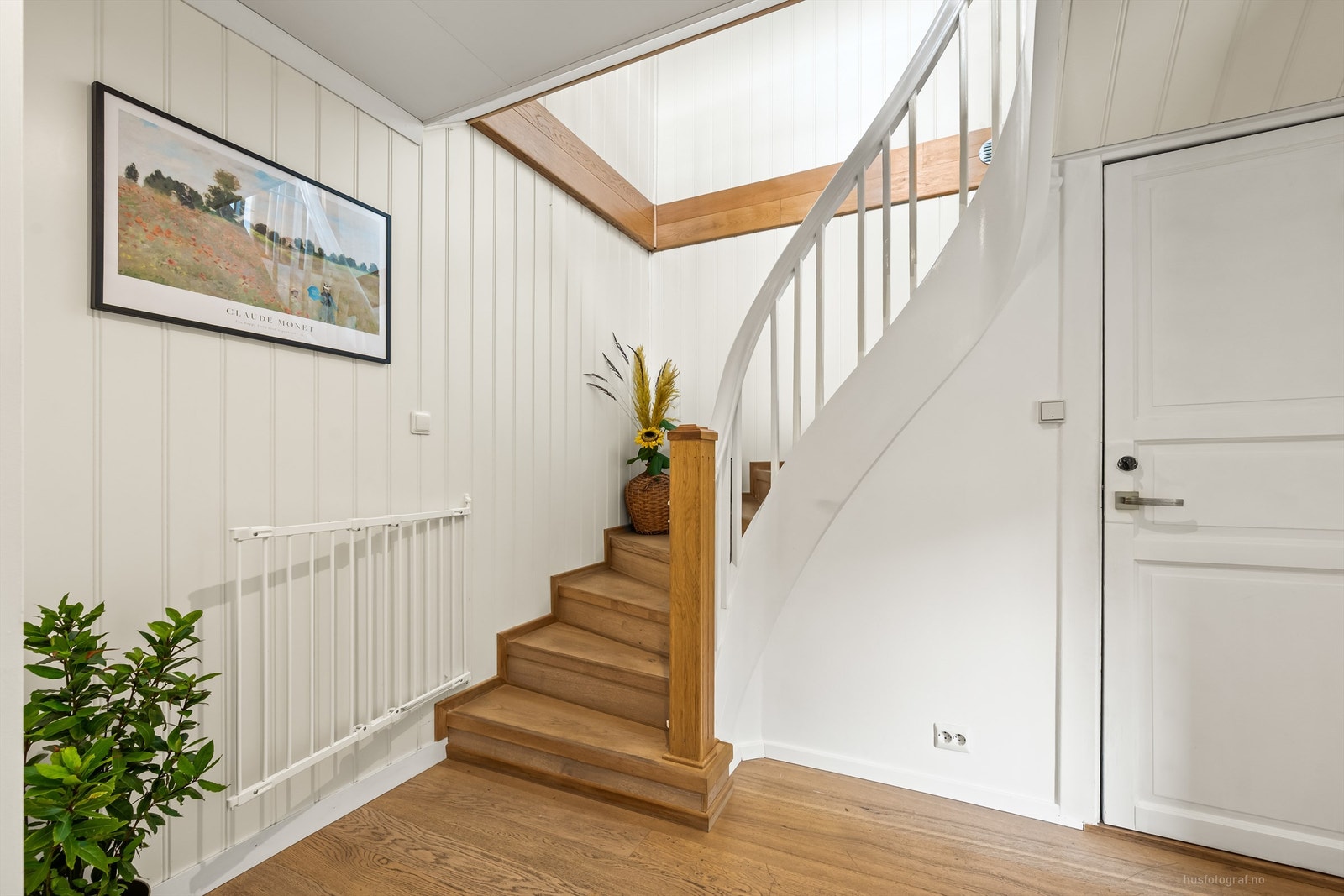 Gang med trappegang til 2. etasje og tilgang til trapp til kjeller Galleribilde