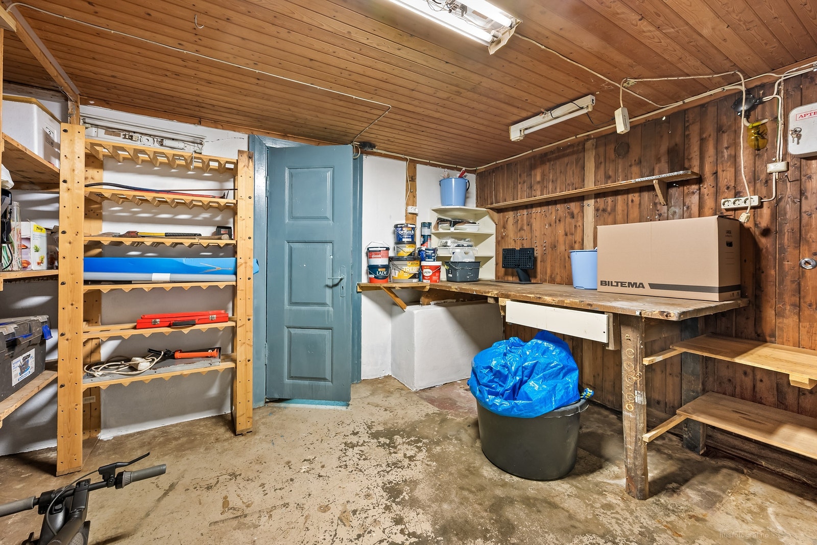 Kjelleren har godt med lagringsplass i 3 boder Galleribilde