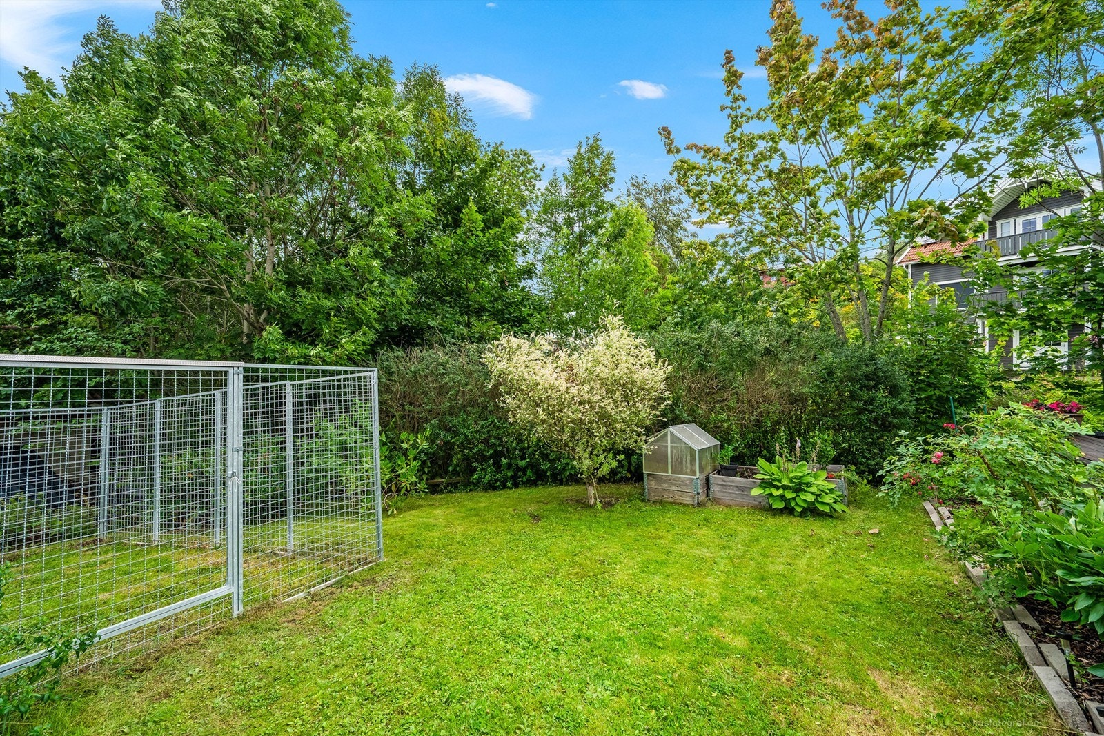 Tilnærmet flat tomt over to nivåer Galleribilde