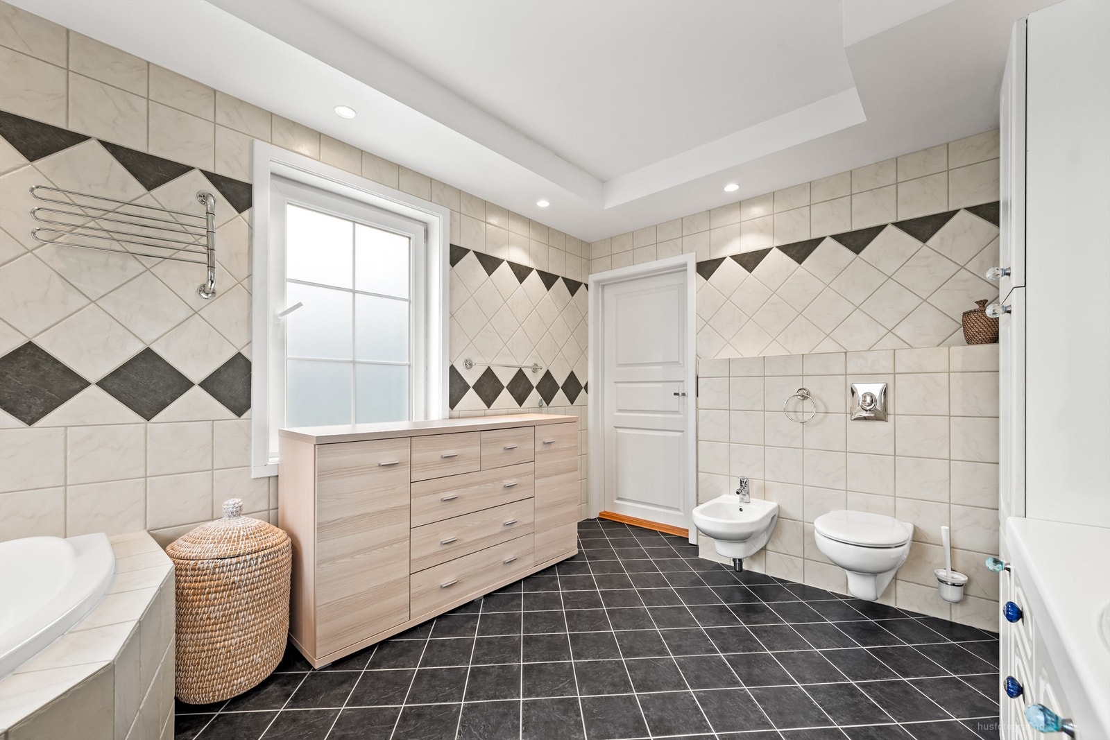 Badet har downlights i tak og gulvvarme Galleribilde